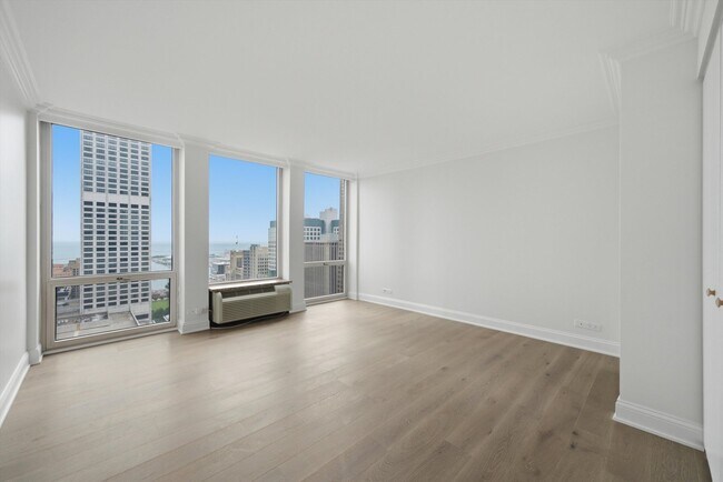 Building Photo - 111 E Chestnut St