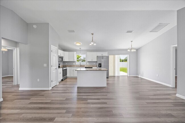 Building Photo - **Discover Your Dream Home in Marion Oaks**