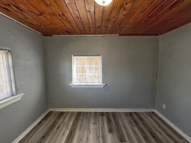 Building Photo - 426 Headingly Ave NW
