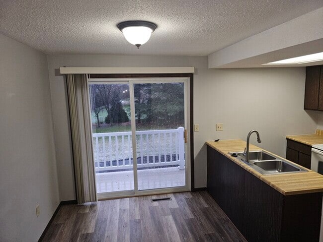 Building Photo - Large Two Bedroom Townhouse with Garage in...