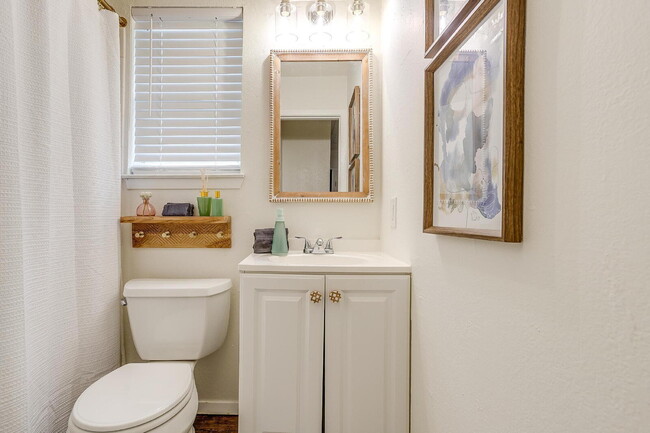 Building Photo - Charming 2-Bed Duplex in Heart of Fort Worth!