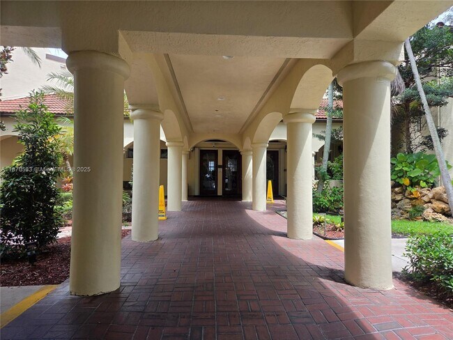 Building Photo - 9410 Poinciana Pl