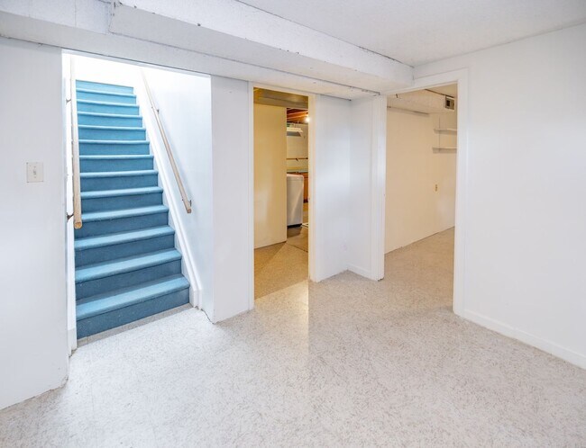 Building Photo - Amazing 3 bed/3 bath rental.  New Flooring!!  Solar Panels!!