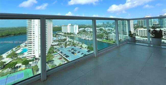 Building Photo - 100 Bayview Dr