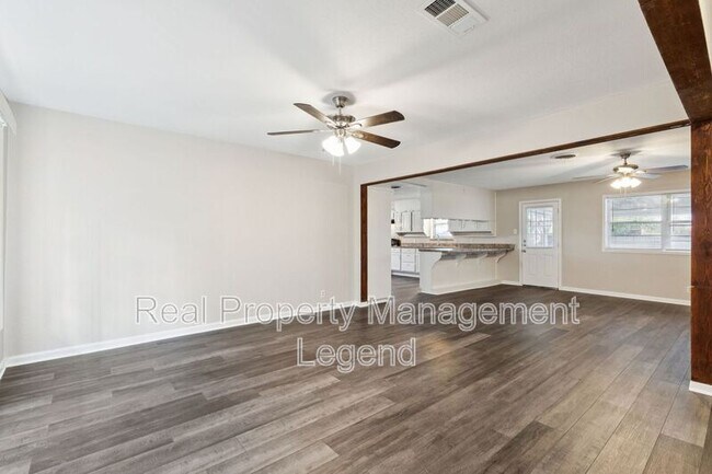 Building Photo - 7009 Corona Dr