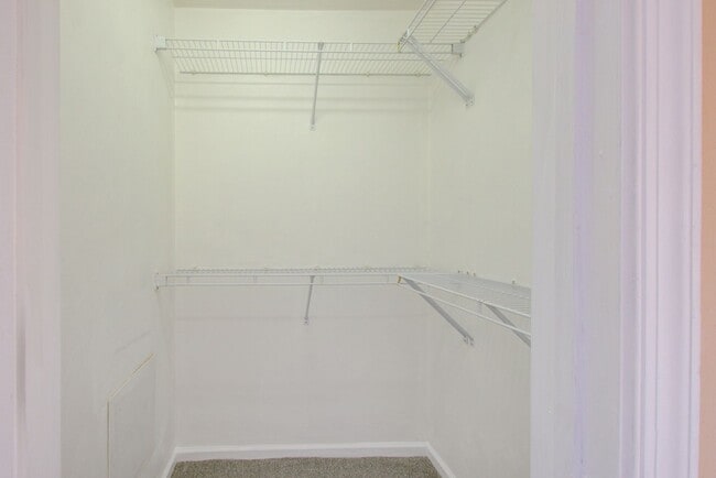 Building Photo - 3 Bed, 2.5 Bath Home Conveniently Located ...