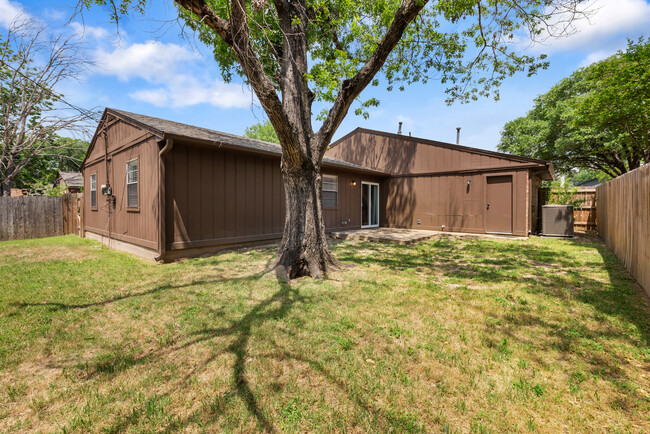 Building Photo - 4136 Willow Oak St