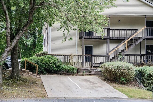 Building Photo - 1600 Oakpoint Dr SW