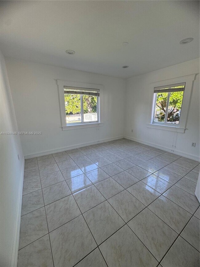 Building Photo - 3021 SW 2nd Ave