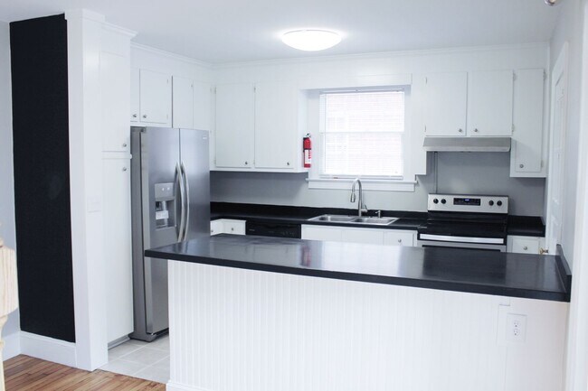 Building Photo - 3 Bedrooms 2 Full Bathrooms (one block fro...