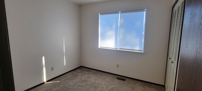 Building Photo - 4 Bedroom Home with Large Shop