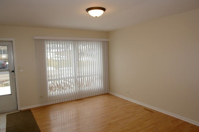 Building Photo - 1221 Meadowbrook Dr