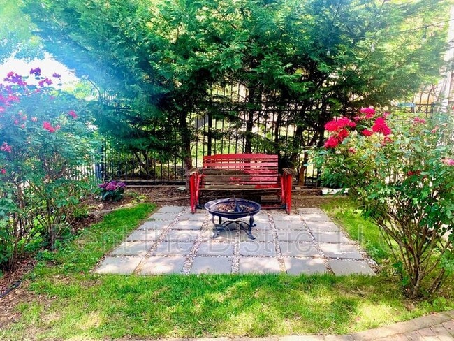 Building Photo - 1424 L St SE