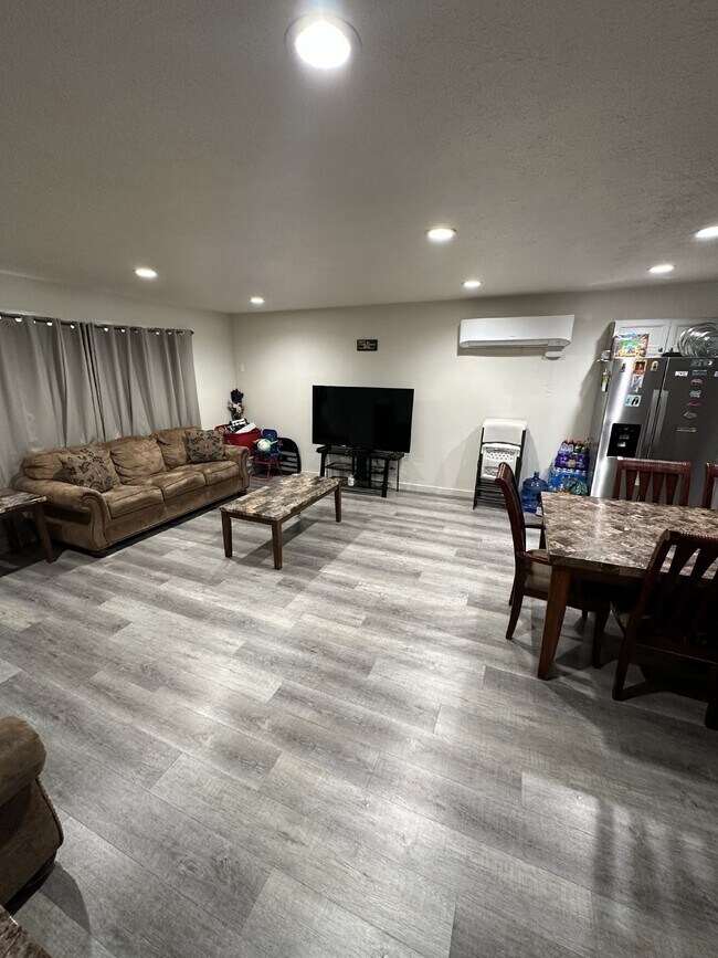 Building Photo - Desirable 2 bedroom 1 Bath Home in Ontario