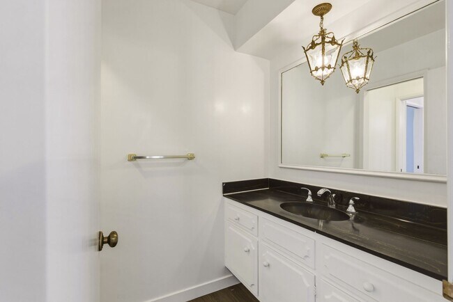 Building Photo - HUGE 2 bed 2 bath in Prime Santa Monica!