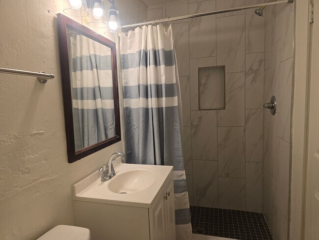 Building Photo - Beautiful 5 bedroom and 2 bath home in Pho...