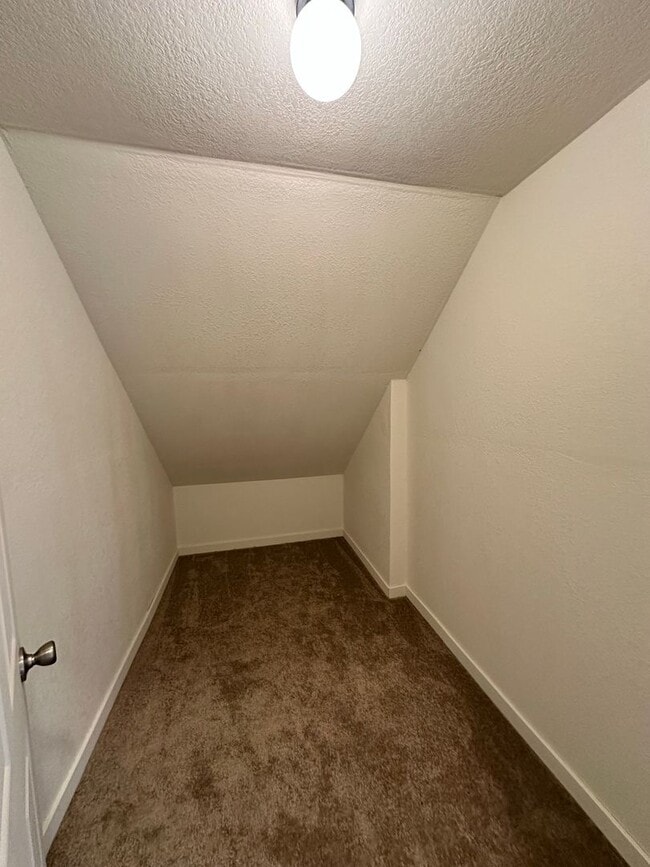 Building Photo - Large 4 Bedroom Apartment in Canyonville