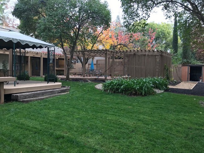 Building Photo - Beautiful 3BD/2BA Home with Landscaped Oas...