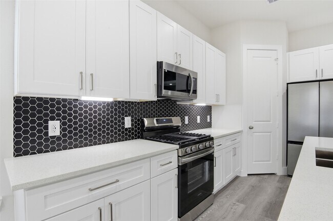 Building Photo - 727 S Victory Dr