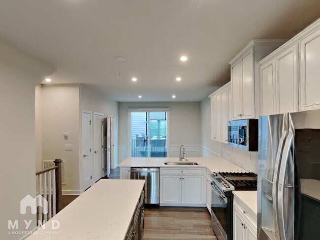 Building Photo - 432 W Tremont Ave