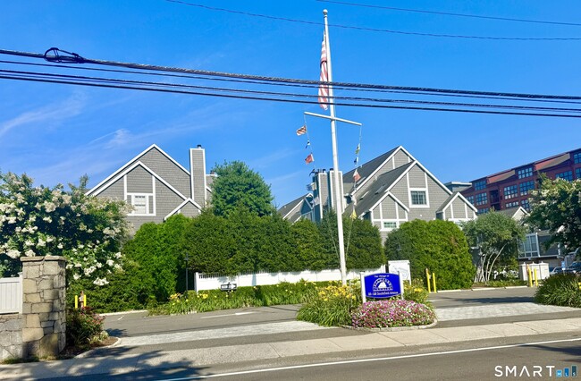 Building Photo - 98 Southfield Ave