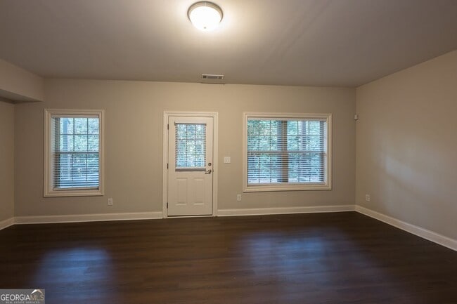 Building Photo - 921 Hickory Leaf Ct SE