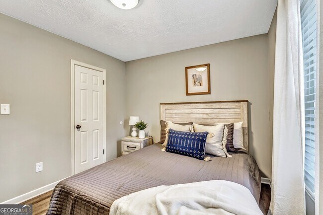 Building Photo - 3017 Valley View Dr