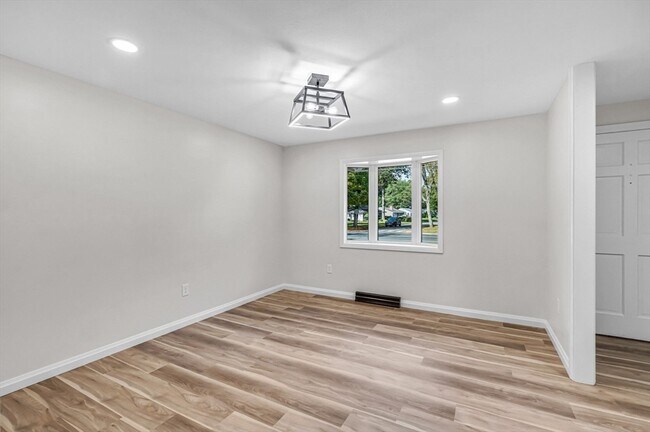 Building Photo - 557 Maple Rd