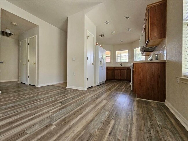 Building Photo - 5605 Bentsen Ln