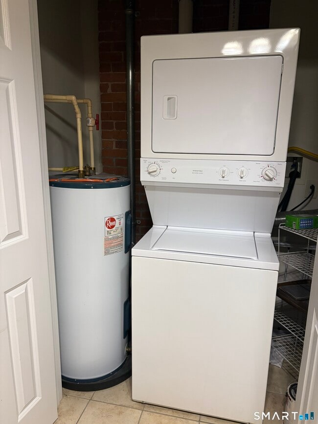 Building Photo - 145 Canal St E