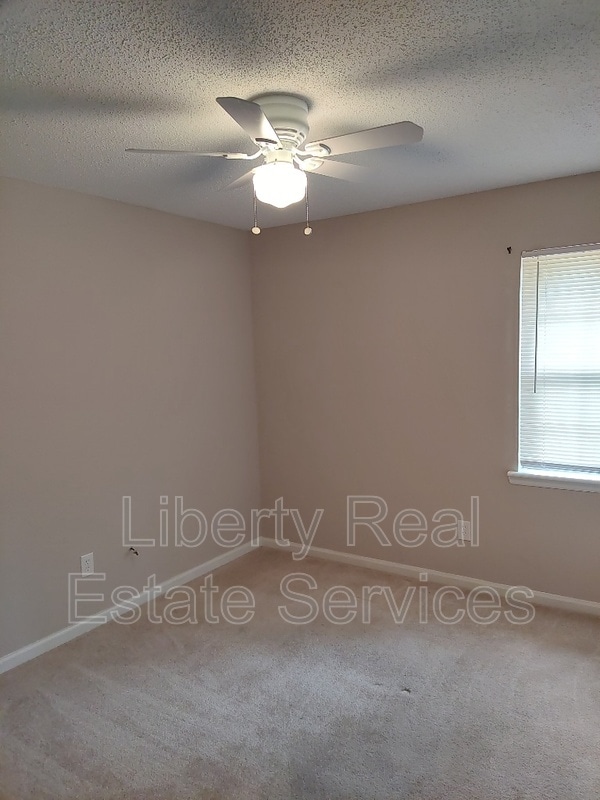 Building Photo - 734 Robin Hood Dr