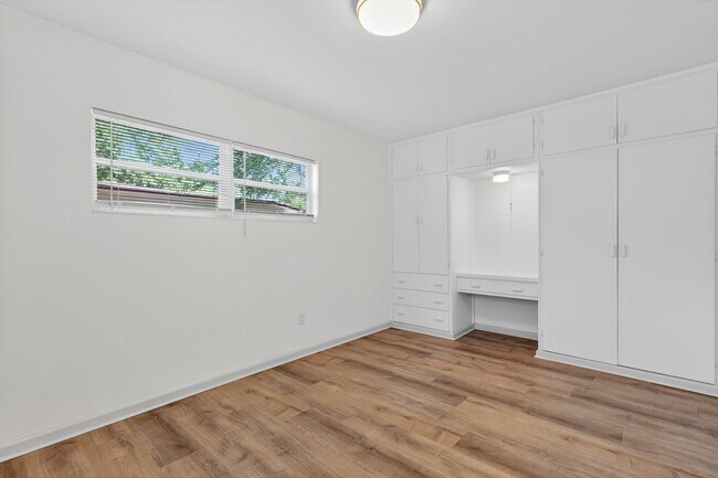 Building Photo - 1302 NE 14th Ter