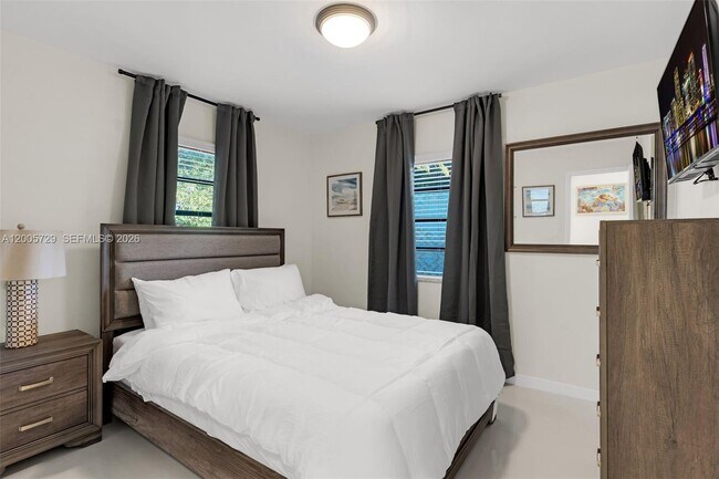 Building Photo - 1075 NE 12th Ave