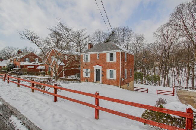 Building Photo - RENOVATED & READY FOR MOVE IN! COZY 2 BEDR...