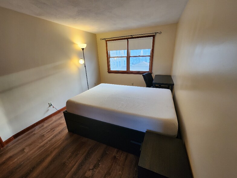 Building Photo - 66 Brook St