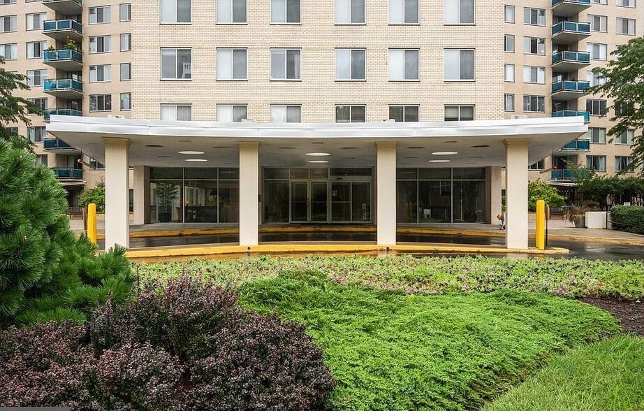 Building Photo - 10401 Grosvenor