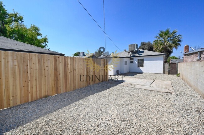 Building Photo - 1584 N Carruth Ave