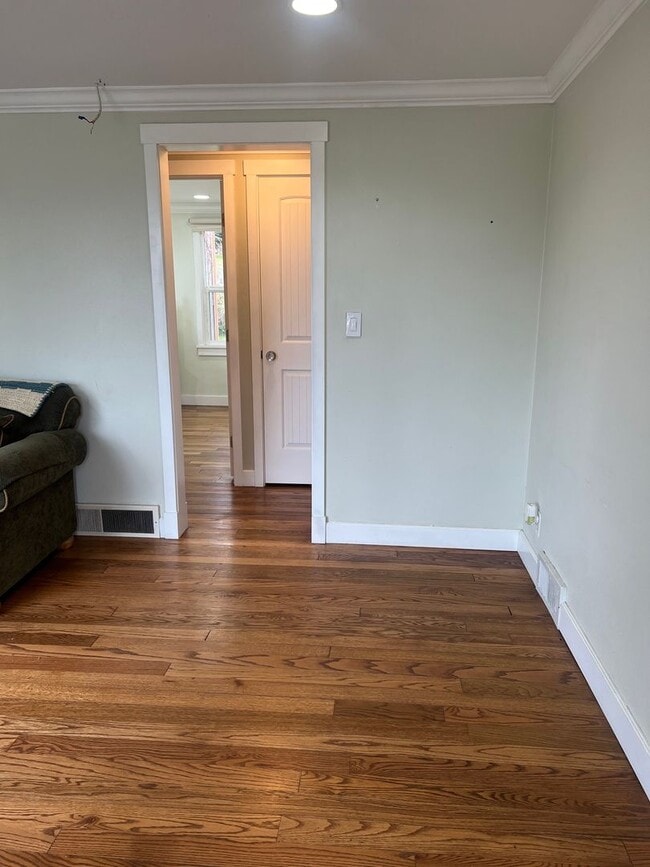 Building Photo - Renton 2 bedroom 1 bath home available now!