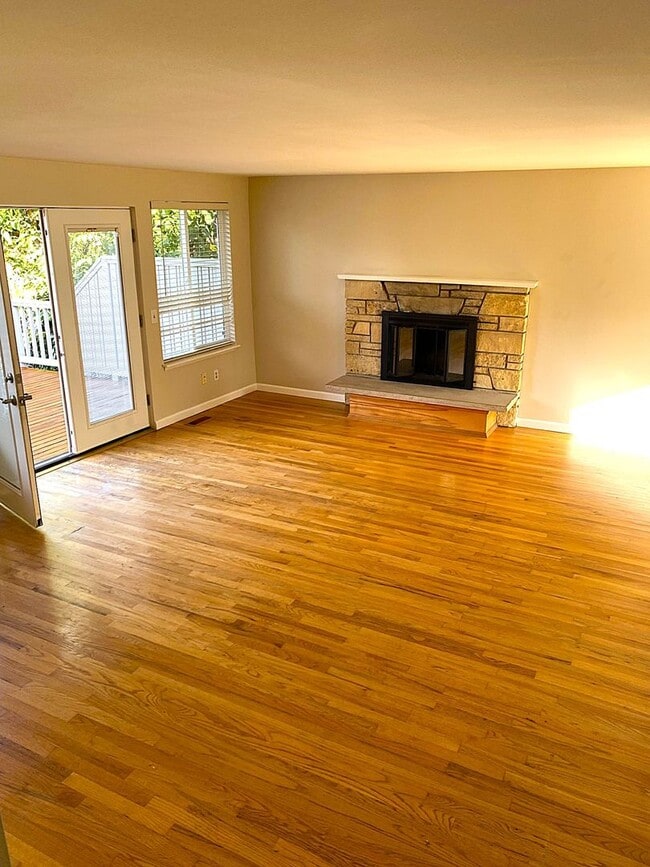 Building Photo - Beautiful Mid-Century four-bedroom Shoreline
