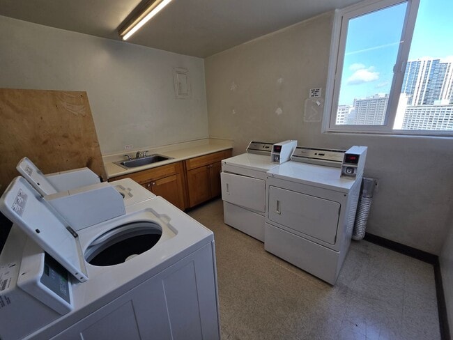 Building Photo - 1 bed, 1 bath, 1 parking Available for Rent in the Kapiolani manor