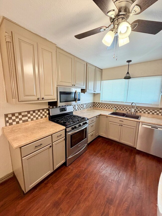 Building Photo - 3701 Spruce Ave