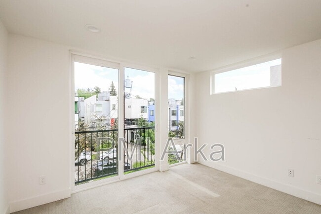 Building Photo - 909 28th Ave S