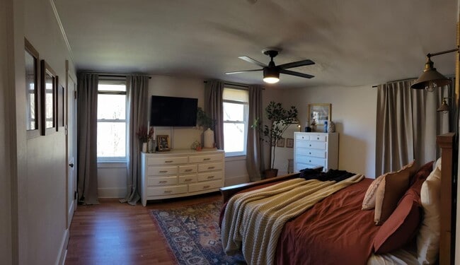 Building Photo - 3-bedroom, 1-bathroom home located on the picturesque Neville Island, PA.