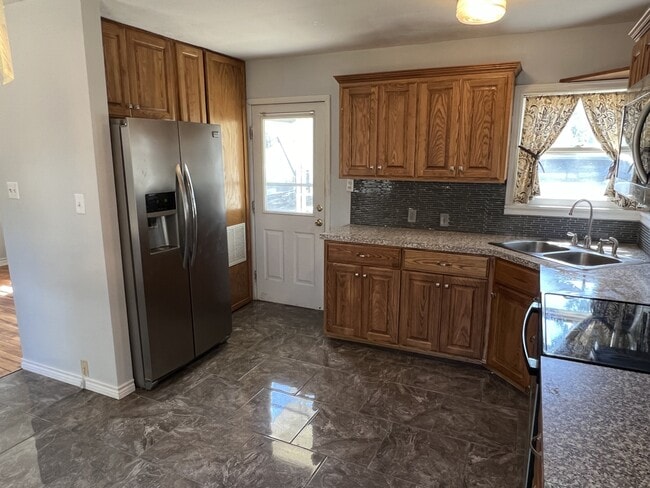 Building Photo - 920 E Walnut St