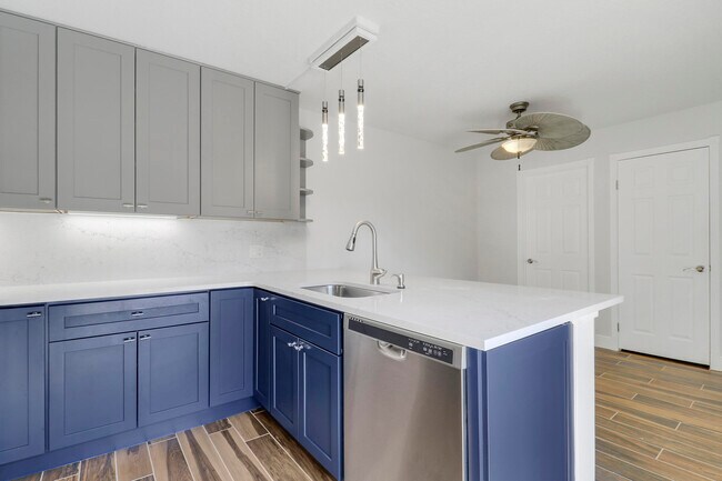 Building Photo - 2324 23rd Ct