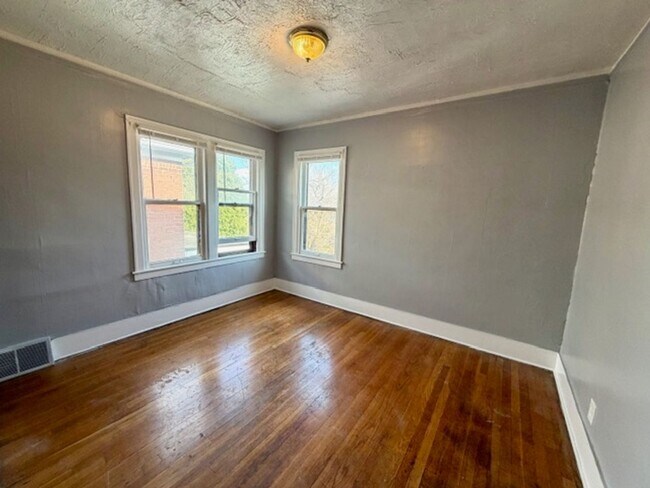 Building Photo - 4287 W Grand St