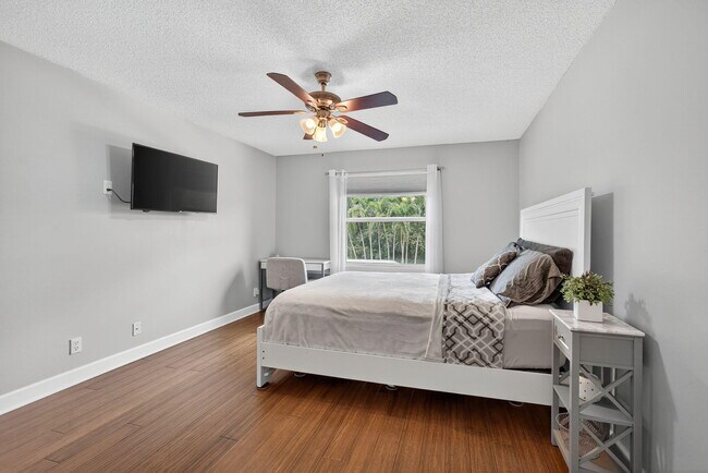 Building Photo - 3738 Old Lighthouse Cir