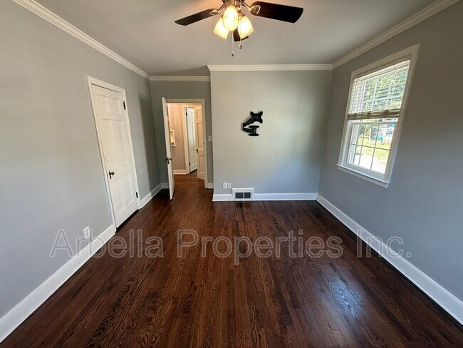 Building Photo - 1437 Valley St