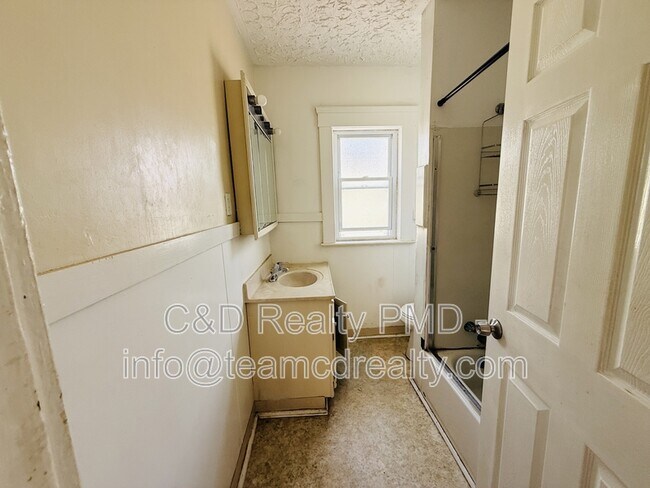 Building Photo - 10749 Hull Ave