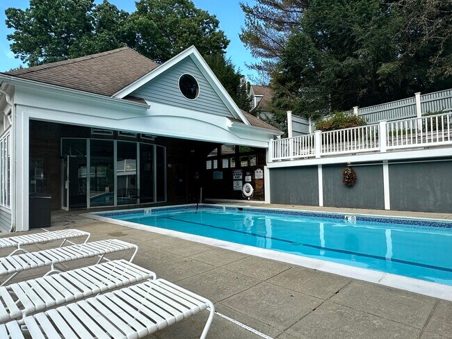 Building Photo - 2124 Old Pond Ln